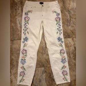 AZI White Floral Embroidered Women’s Jeans Size 6